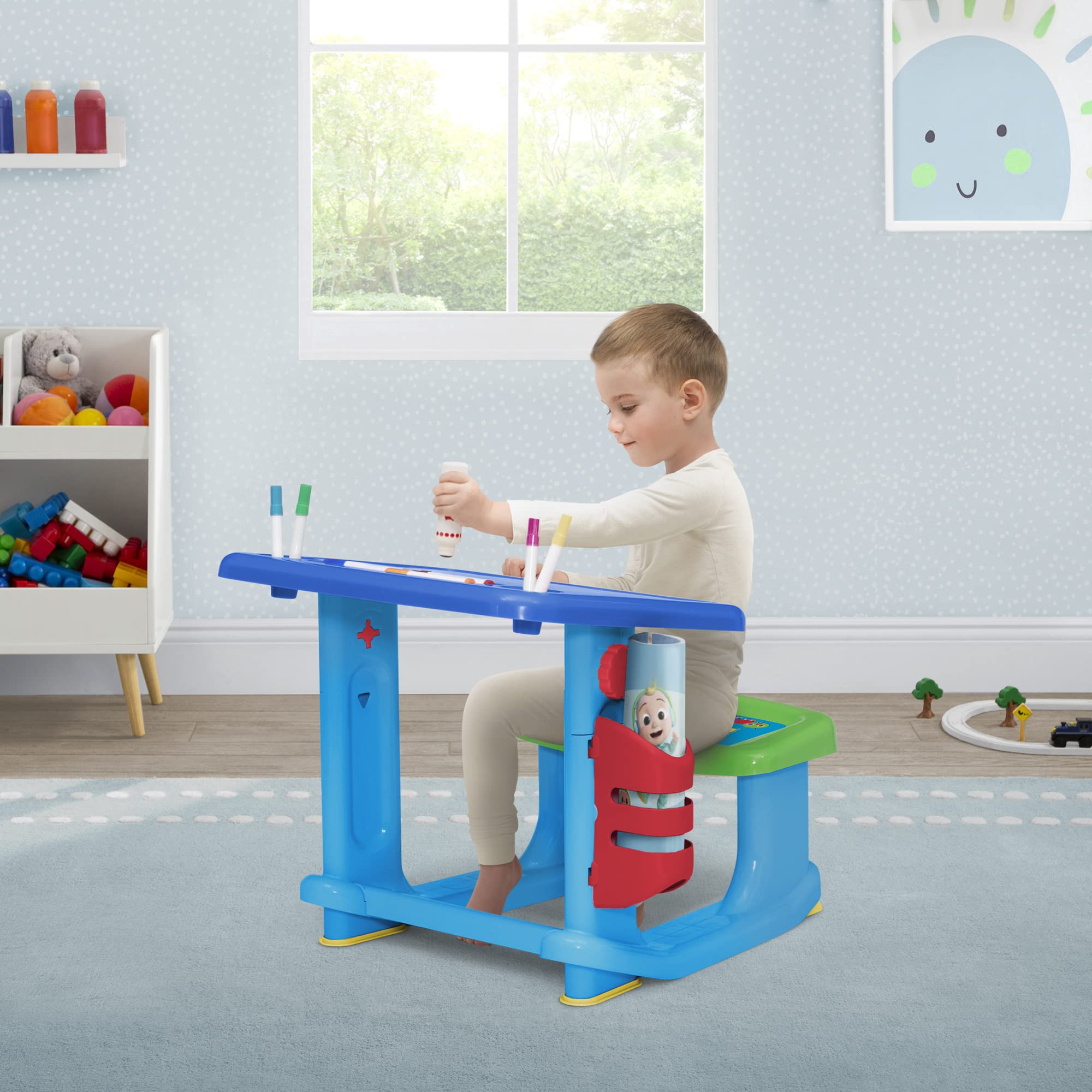 Foto 4 pulgar | Escritorio Delta Children Para Dibujar Y Jugar Cocomelon Con 10 Rotuladores - Venta Internacional.