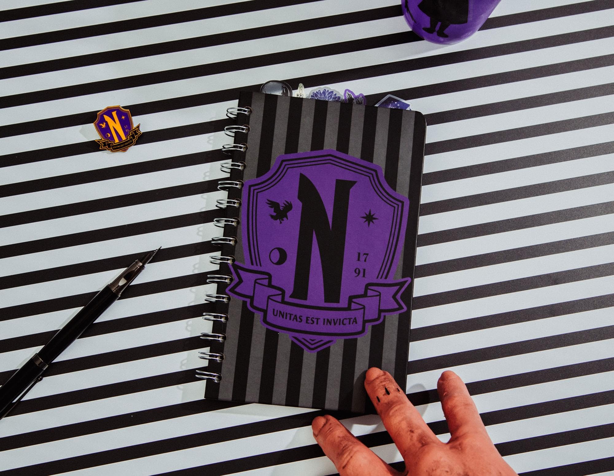 Foto 6 pulgar | Cuaderno Espiral Plateado Buffalo Addams Family Wednesday De 5 Pestañas - Venta Internacional.