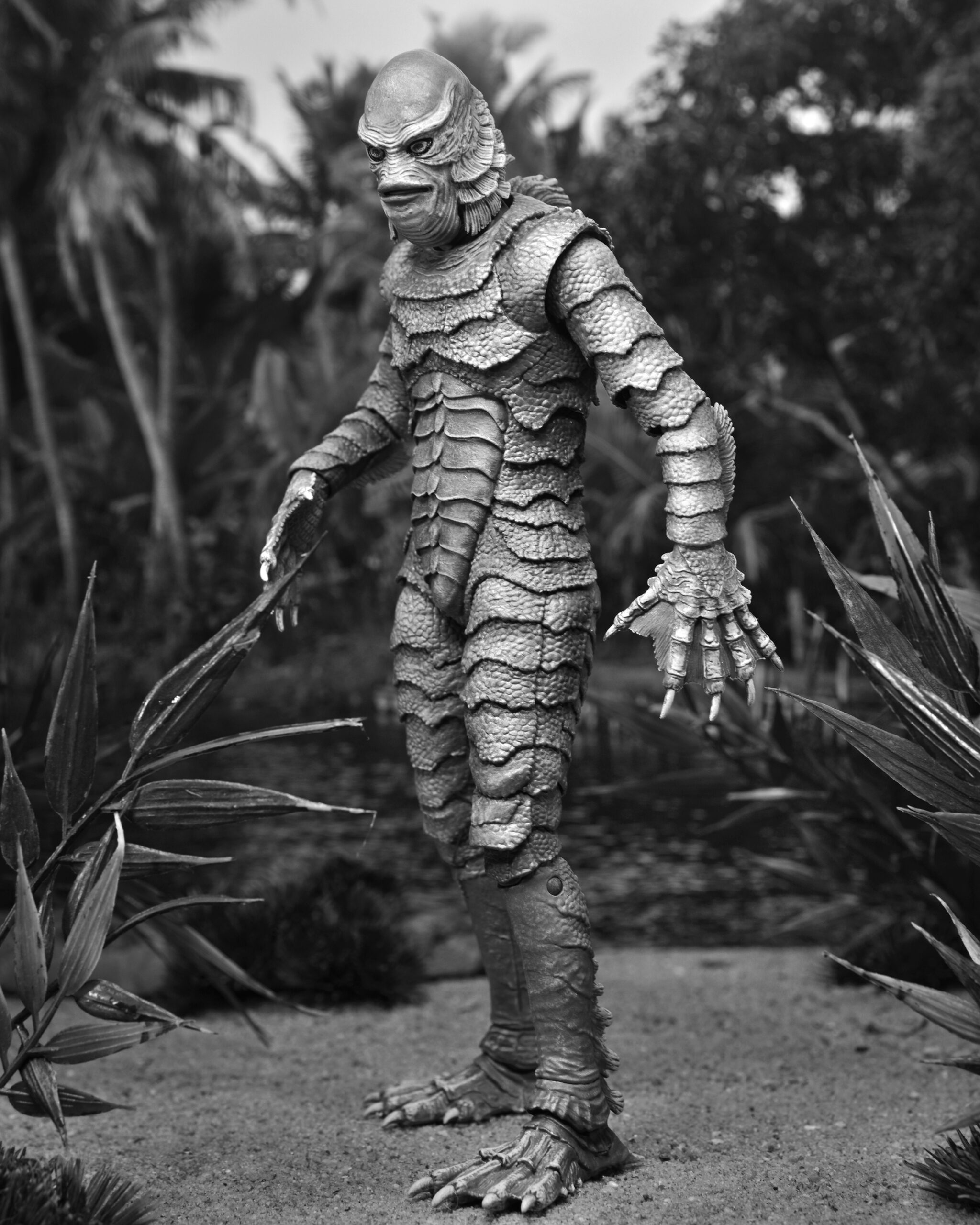 Foto 5 pulgar | Figura Neca Universal Monsters The Creature From The Black Lagoon Blanco y Negro