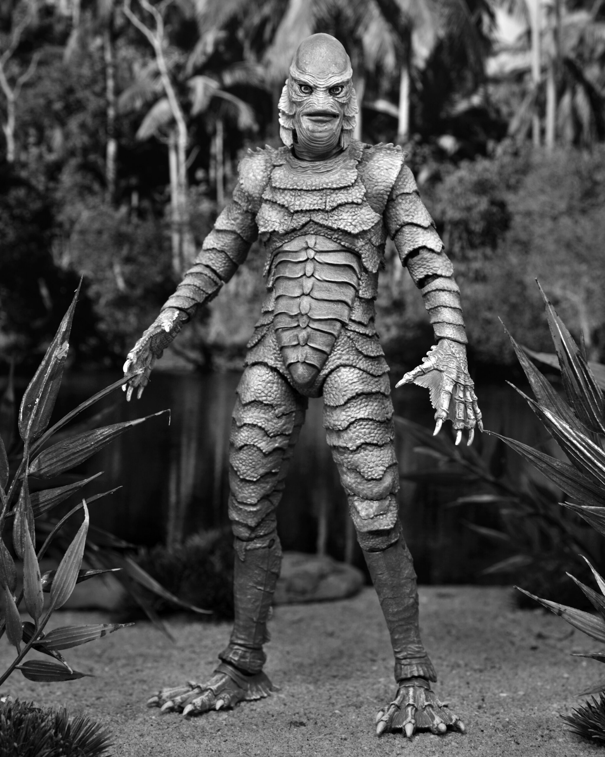 Foto 7 pulgar | Figura Neca Universal Monsters The Creature From The Black Lagoon Blanco y Negro