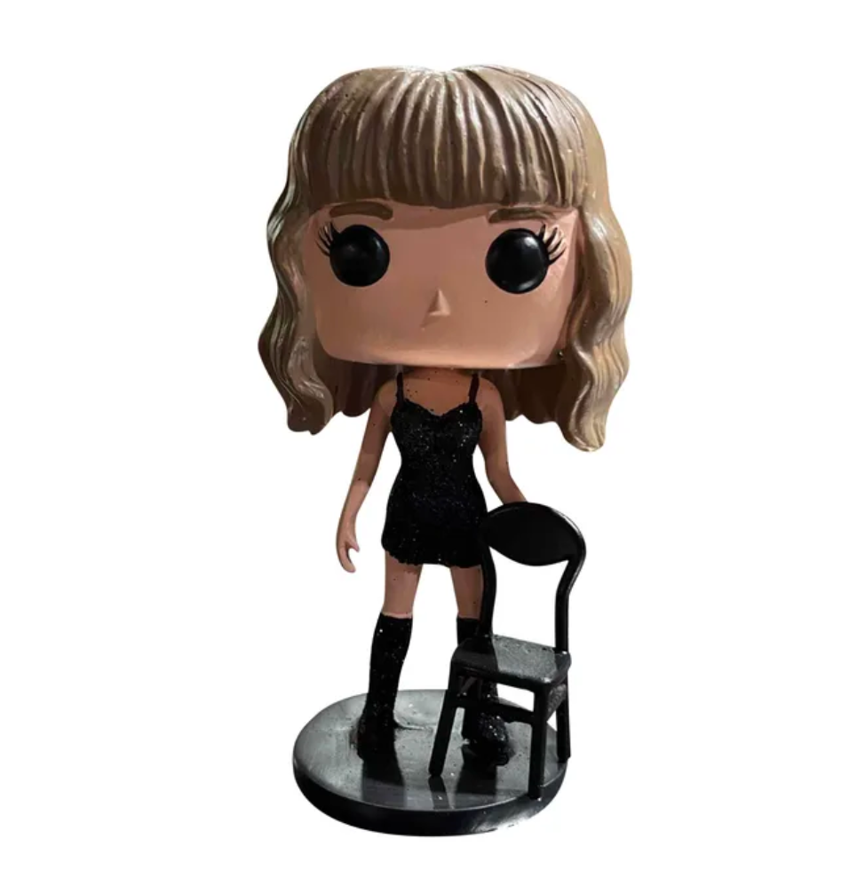 Foto 2 pulgar | Figura Taylor Swift Con Silla Reputation 13 cm