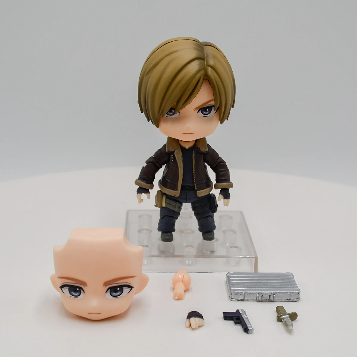 Foto 3 pulgar | Figura Leon S. Kennedy Good Smile de Resident Evil 4