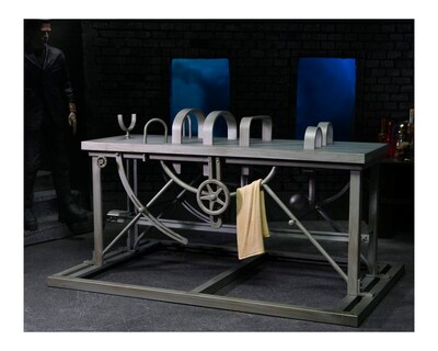 Foto 4 | Accesorios Neca: Universal Monsters Set Mesa De Frankenstein Gris