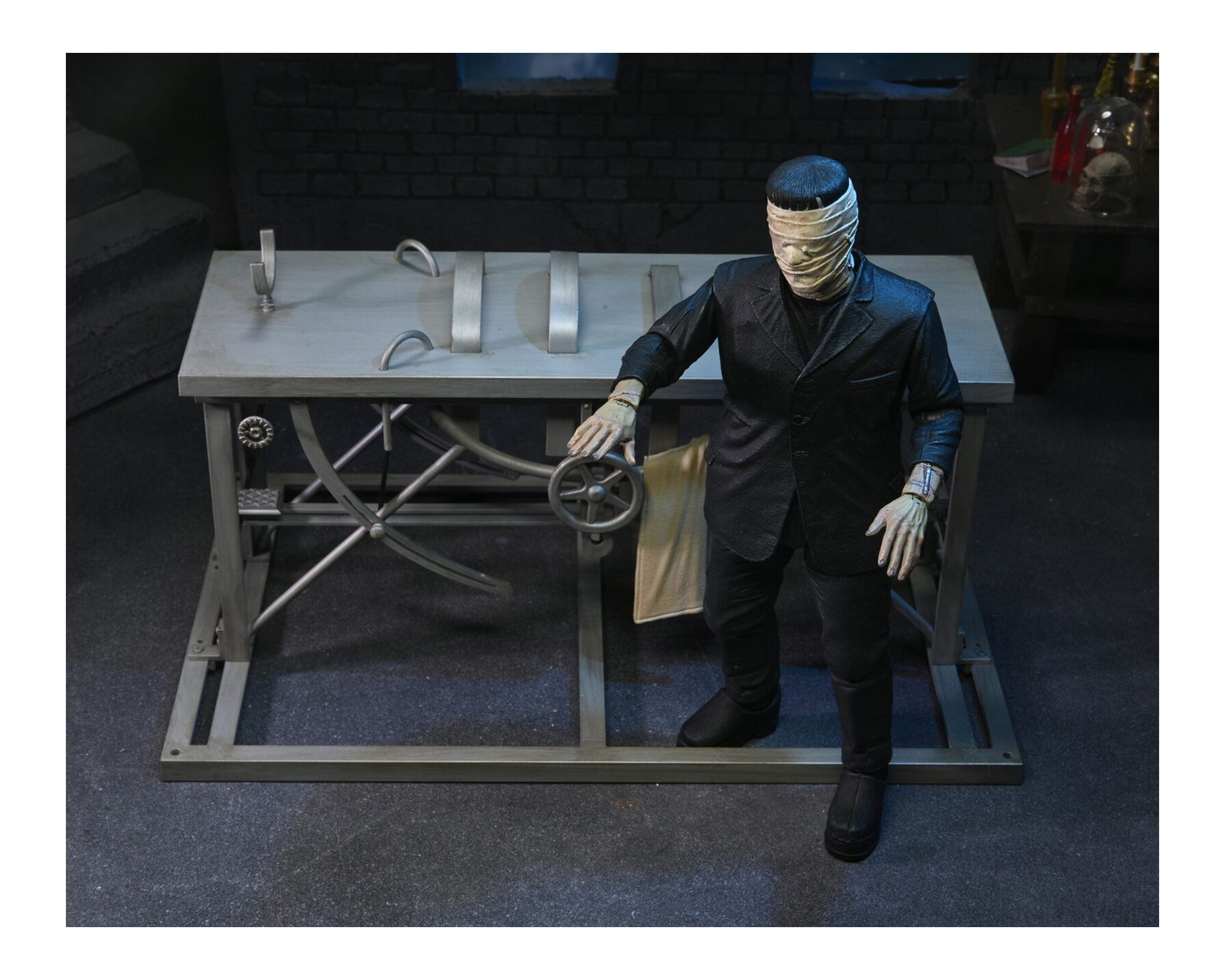 Foto 5 | Accesorios Neca: Universal Monsters Set Mesa De Frankenstein Gris