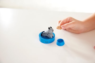 Foto 6 | Dollhouse Animal Set Hape Family Pets, Loro De Madera, Hámster, Perro Y Gato - Venta Internacional.