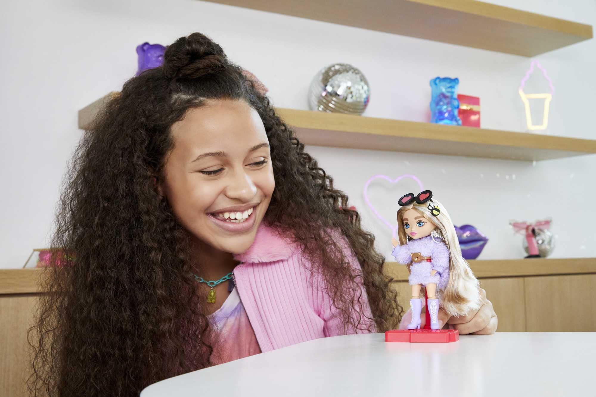 Foto 2 | Minimuñeca Barbie Extra #4 De 14 Cm Con Soporte Y Accesorios - Venta Internacional.