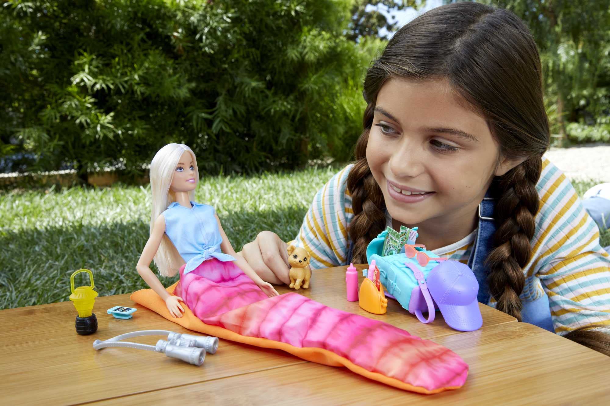 Foto 3 pulgar | Set Barbie It Takes Two Malibu Para Acampar Con Muñeca Y Accesorio - Venta Internacional.