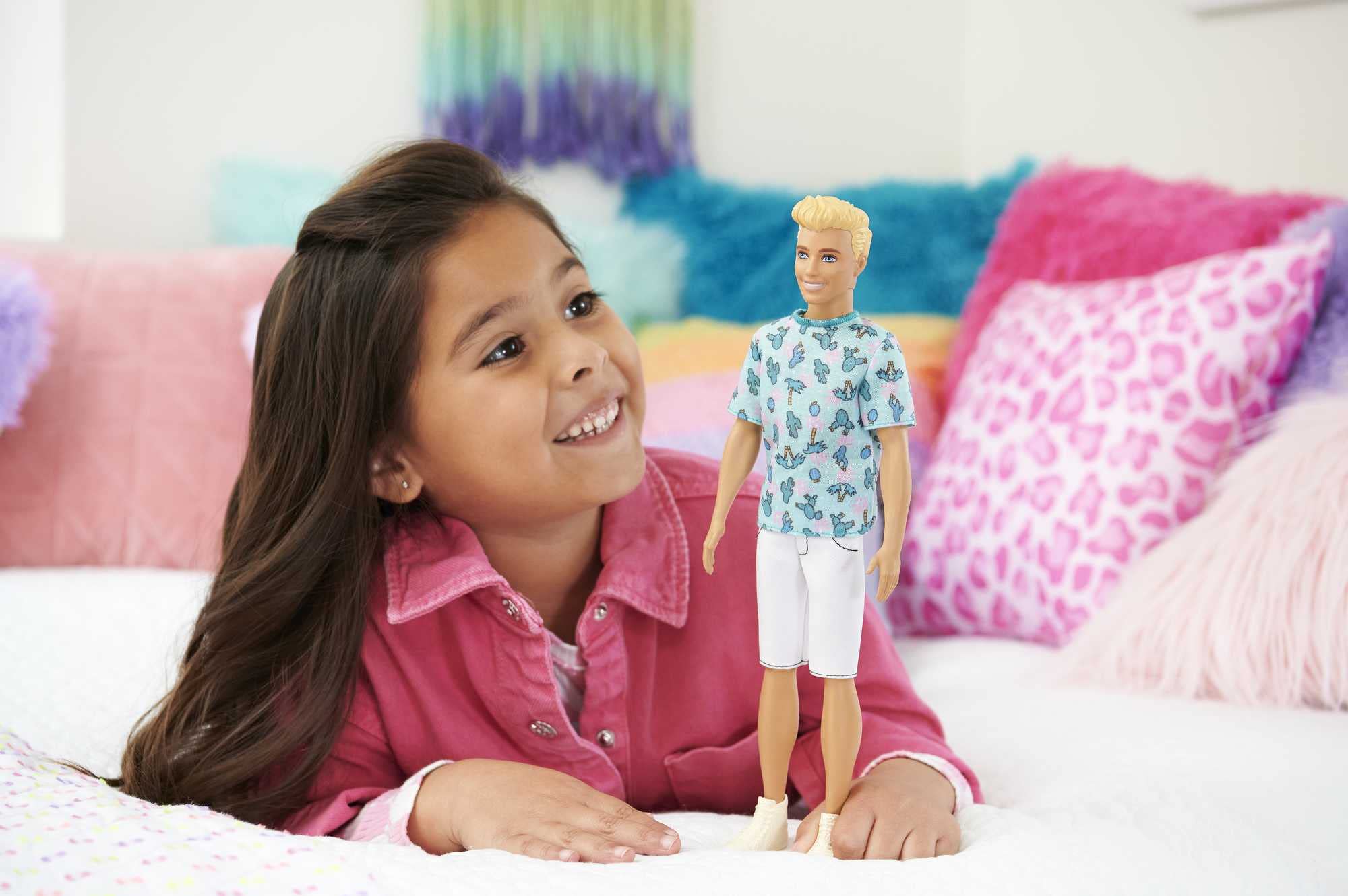 Foto 2 | Muñeca De Moda Barbie Fashionistas Ken #211 Con Camiseta De Cactus Azul - Venta Internacional.
