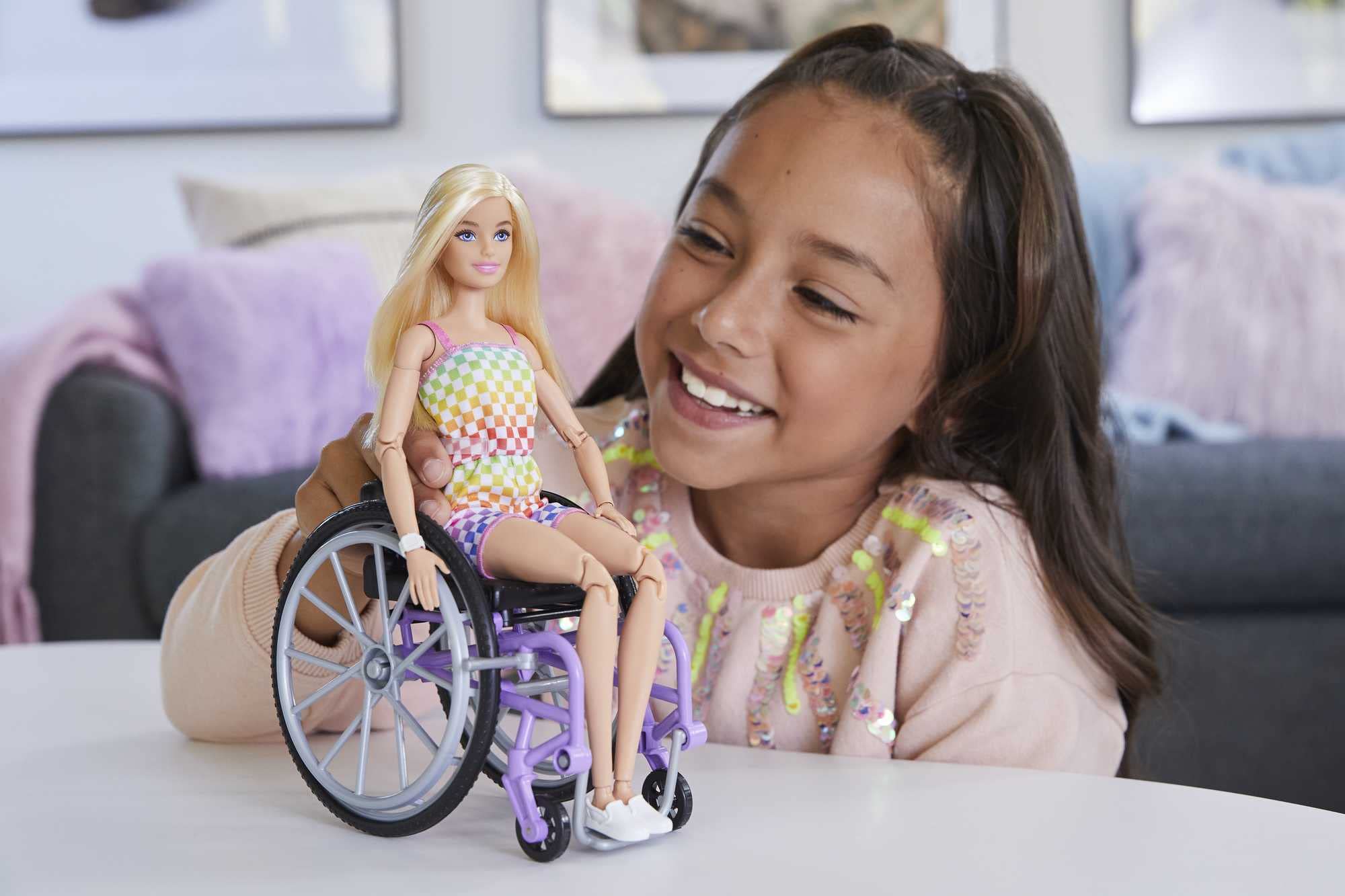 Foto 2 | Muñeca De Moda Barbie Fashionistas #194 Con Silla De Ruedas Y Rampa - Venta Internacional.