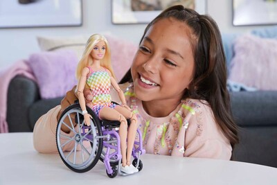 Foto 2 | Muñeca De Moda Barbie Fashionistas #194 Con Silla De Ruedas Y Rampa - Venta Internacional.