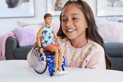Foto 2 | Muñeca De Moda Barbie Ken Fashionistas #195 Con Silla De Ruedas Y Rampa - Venta Internacional.
