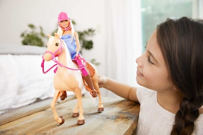 Foto 2 | Conjunto De Muñecas Barbie Blonde Fashion Con Traje De Montar A Caballo - Venta Internacional.