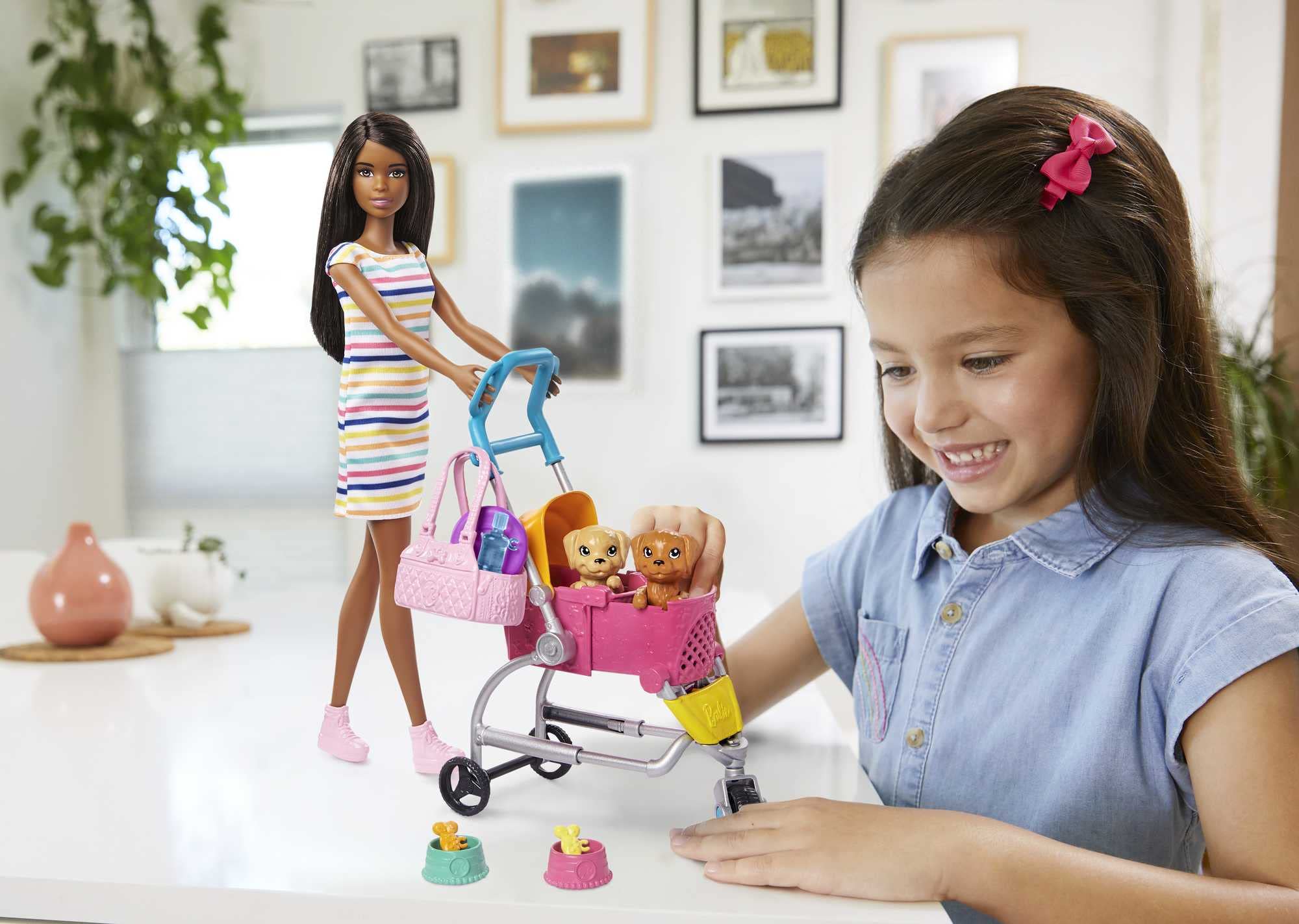 Foto 3 pulgar | Muñeca Playset Barbie Para Pasear Perros Con Cochecito Transformador - Venta Internacional.