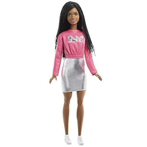 Foto 2 pulgar | Venta Internacional- Barbie Cosa De Dos Brooklyn Muñeca Morena Con Jersey De Nueva York Y Falda Metalizada