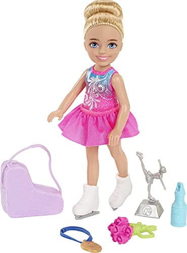 Venta Internacional- Barbie Chelsea Muñeca Rubia De Hielo Chelsea, Estuche De Transporte, Ramo, Medalla, Trofeo, Botell