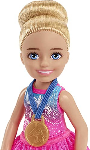 Foto 5 | Venta Internacional- Barbie Chelsea Muñeca Rubia De Hielo Chelsea, Estuche De Transporte, Ramo, Medalla, Trofeo, Botell