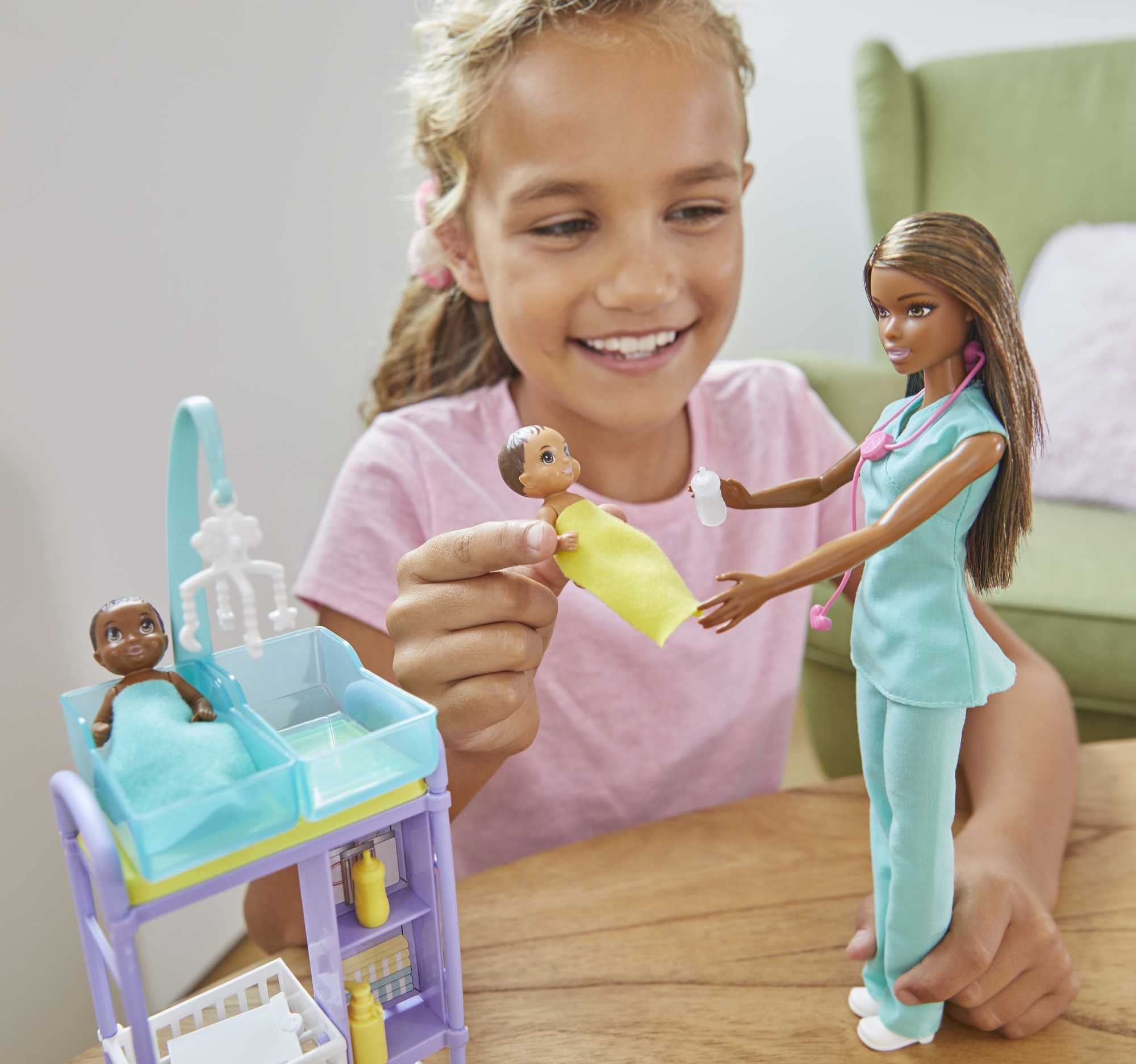 Foto 2 | Baby Doctor De Playset Barbie Careers Con Muñeca Morena A La Moda - Venta Internacional.