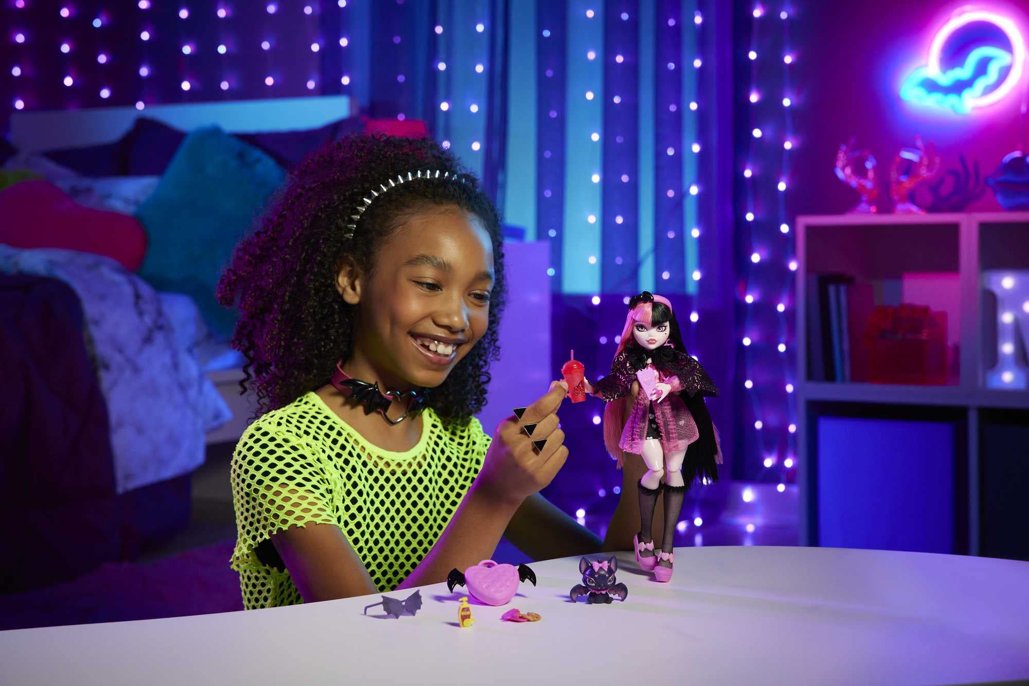Foto 2 | Muñeca Draculaura De Monster High con Accesorios y Murciélago para Mascotas - Venta Internacional