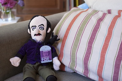 Foto 5 | Muñeco de Edgar Allan Poe Little Thinker The Unemployed Philosophers Guild - Venta Internacional