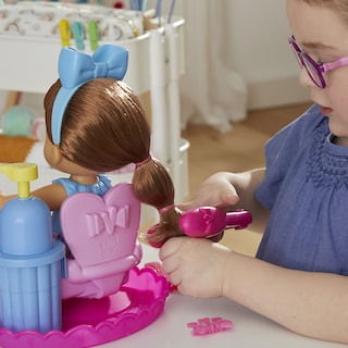 Foto 6 | Muñeca Styling Doll Baby Alive De Pelo Castaño Esponjoso Con Silla De Salón - Venta Internacional.