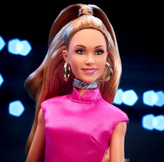 Foto 3 | Muñeca Exclusiva De Barbie Keeley De Ted Lasso Con Vestido Rosa - Venta Internacional.