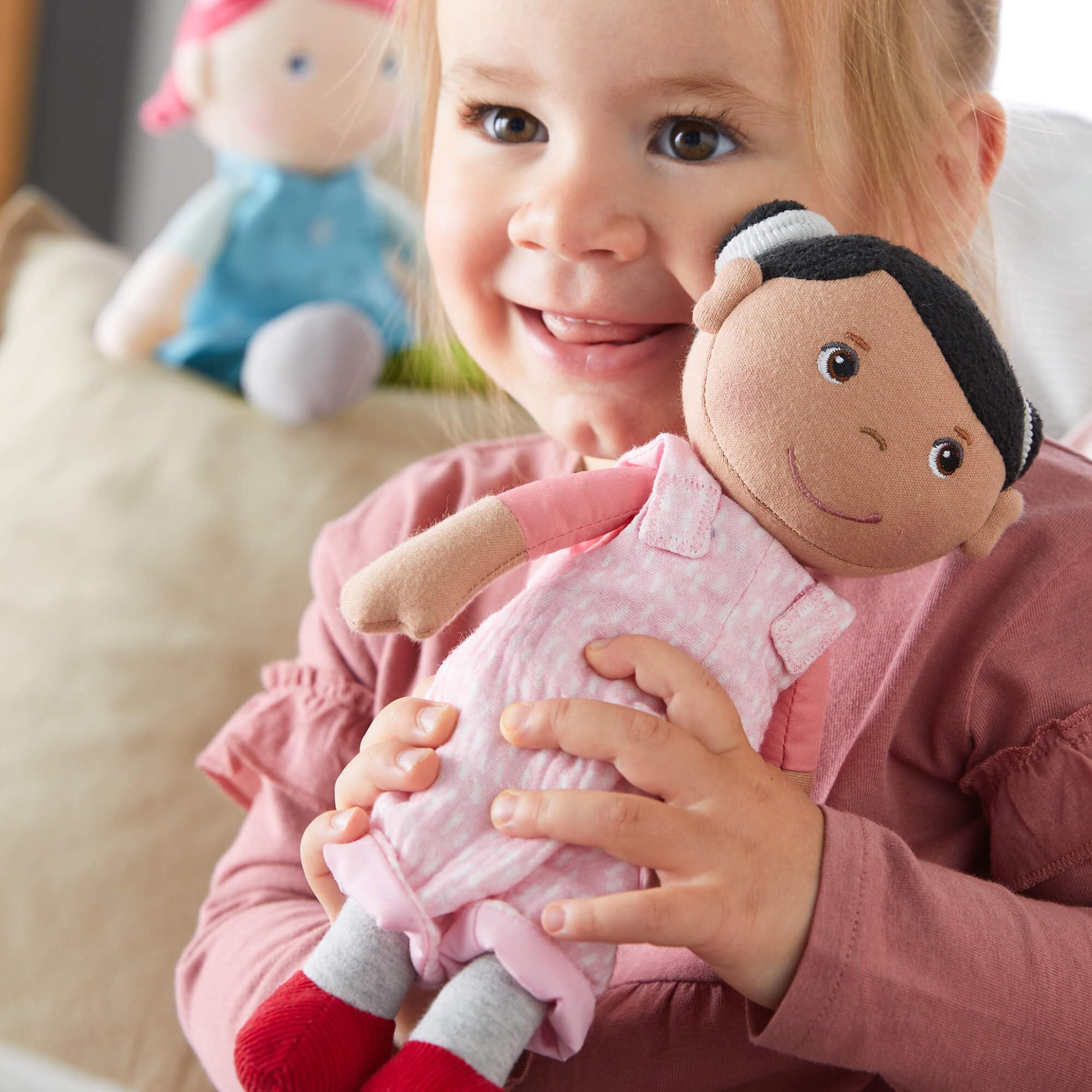 Foto 4 pulgar | Muñeca Haba Soft Rumbi De 10 Cm Con Pelo Negro, Overol Rosa - Venta Internacional.