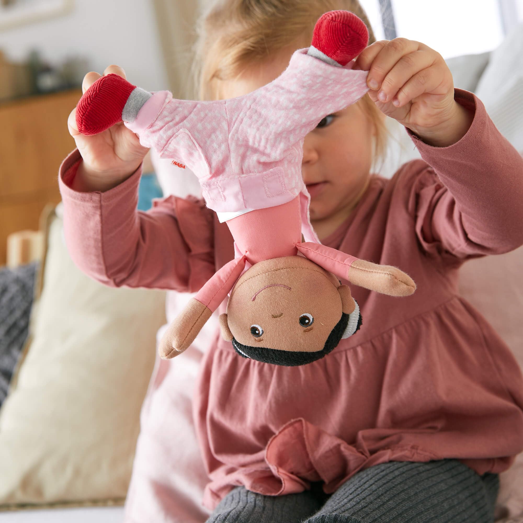 Foto 5 pulgar | Muñeca Haba Soft Rumbi De 10 Cm Con Pelo Negro, Overol Rosa - Venta Internacional.