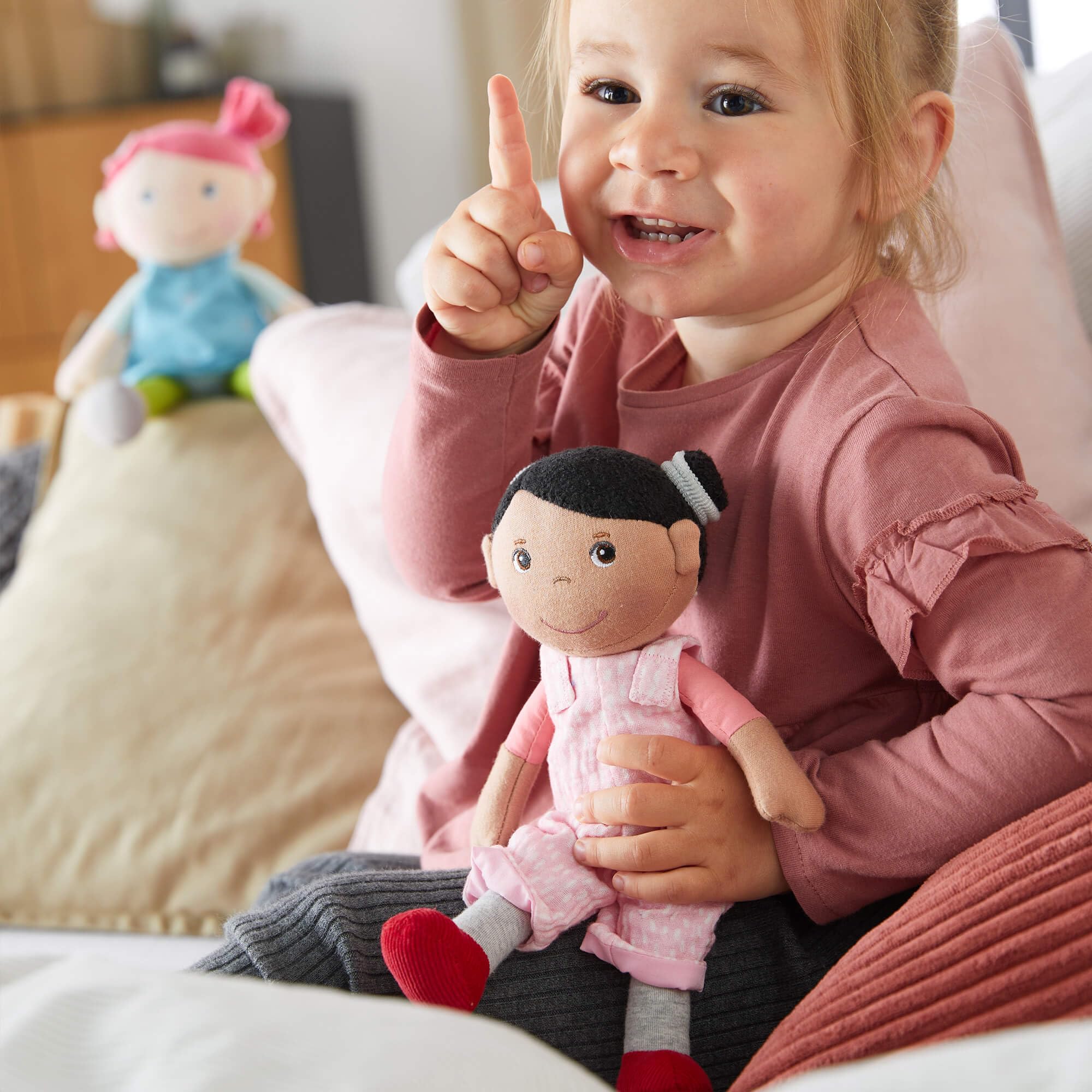 Foto 6 pulgar | Muñeca Haba Soft Rumbi De 10 Cm Con Pelo Negro, Overol Rosa - Venta Internacional.
