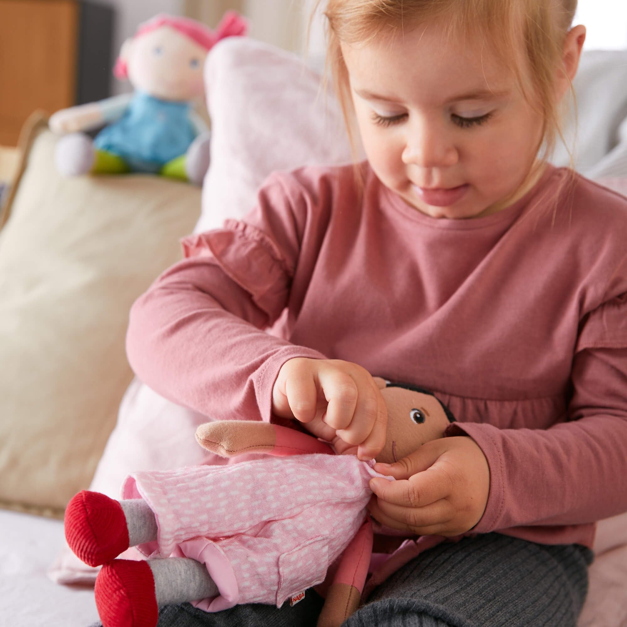 Foto 7 pulgar | Muñeca Haba Soft Rumbi De 10 Cm Con Pelo Negro, Overol Rosa - Venta Internacional.