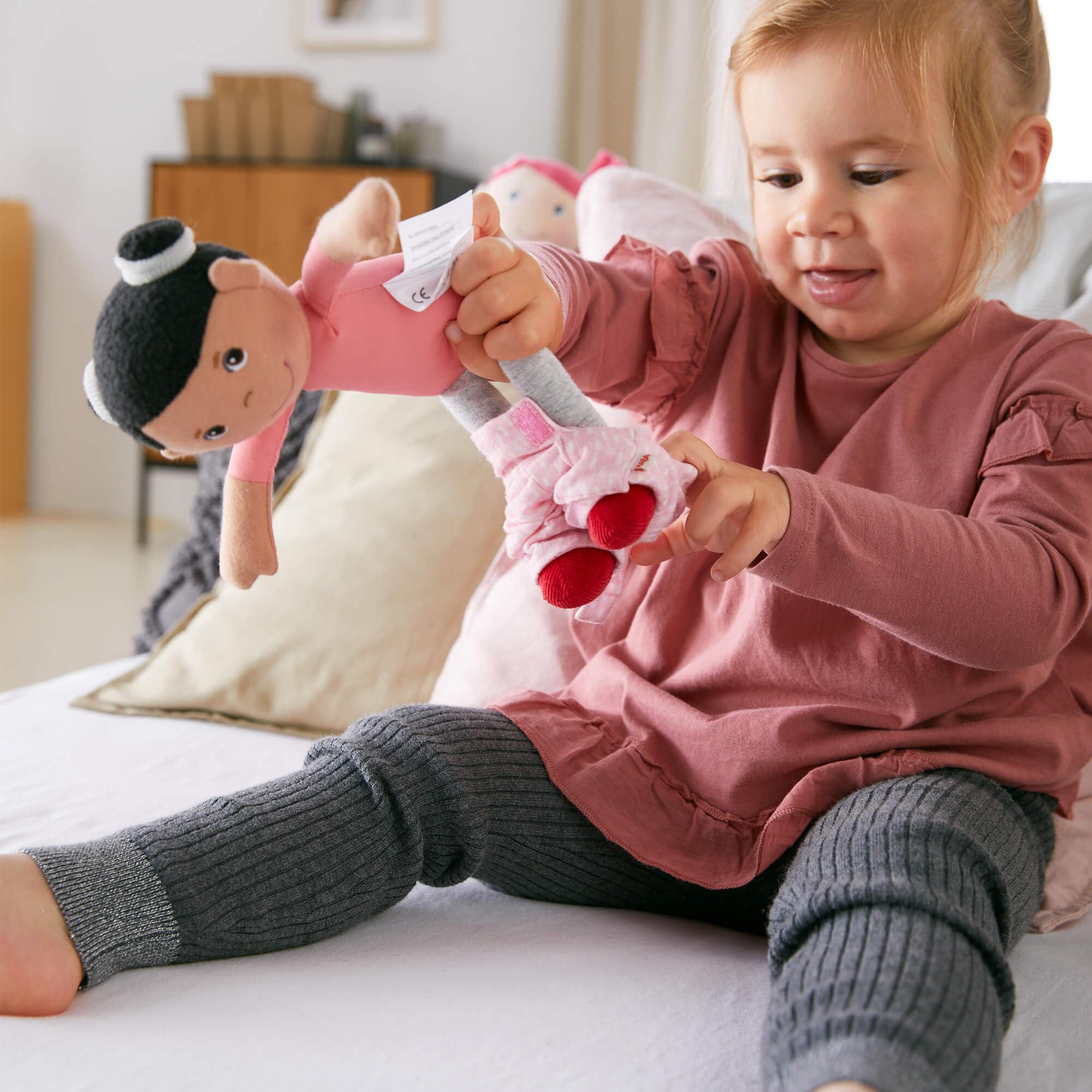 Foto 8 pulgar | Muñeca Haba Soft Rumbi De 10 Cm Con Pelo Negro, Overol Rosa - Venta Internacional.