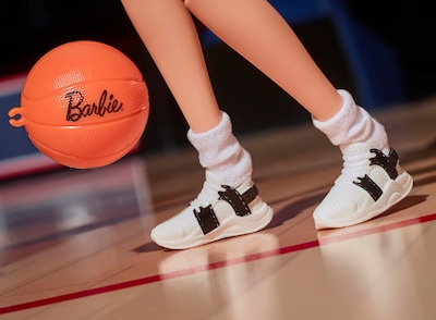 Foto 5 | Muñeca Barbie Signature Sue Bird Con Uniforme Número 10 Y Pelota De Baloncesto - Venta Internacional.