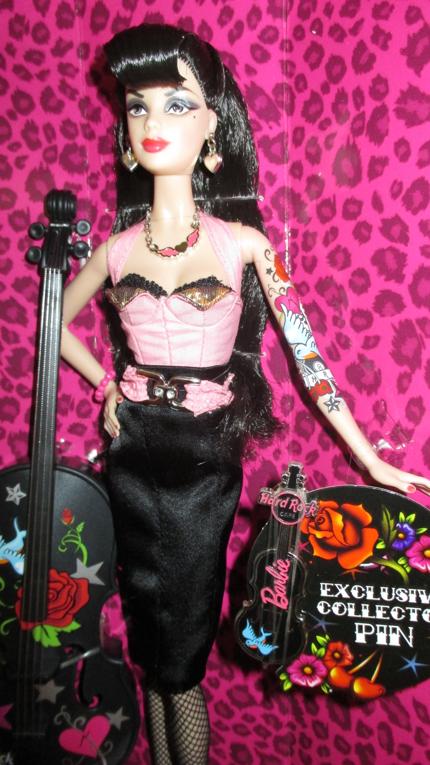 Foto 3 pulgar | Barbie Doll Hard Rock Cafe Rockabilly 2009 Con Bajo - Venta Internacional.