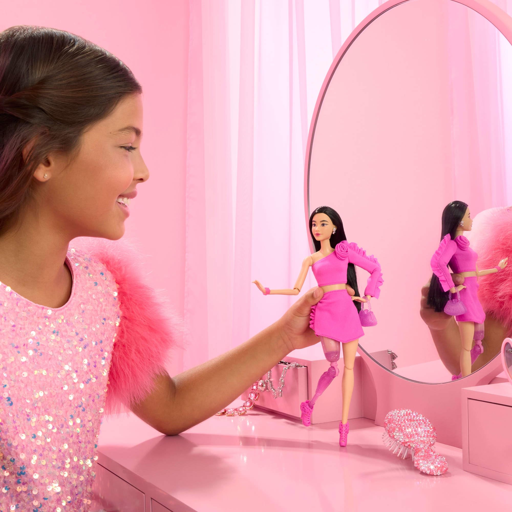 Foto 2 | Muñeca Moderna Barbie Deluxe Style #2 Barbiecore Con Pierna Protésica - Venta Internacional.
