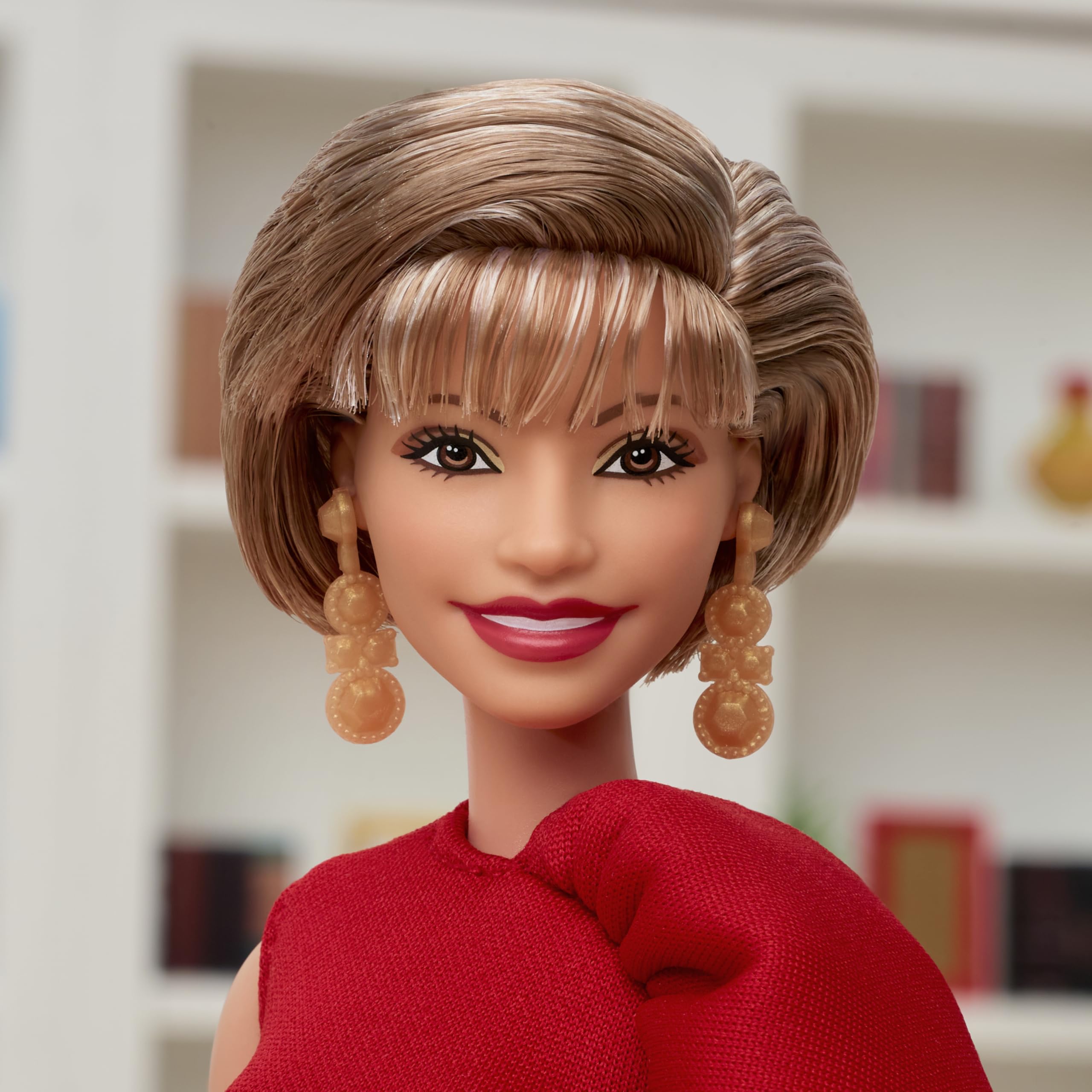 Foto 4 pulgar | Muñeca Barbie Que Inspira A Las Mujeres Isabel Allende Con Libro Y Mascota - Venta Internacional.