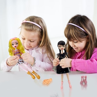 Foto 4 | Set Dolls Addams Friends De 4 X 23 Cm De Alto, Hecho Para Mover A Los Niños - Venta Internacional.