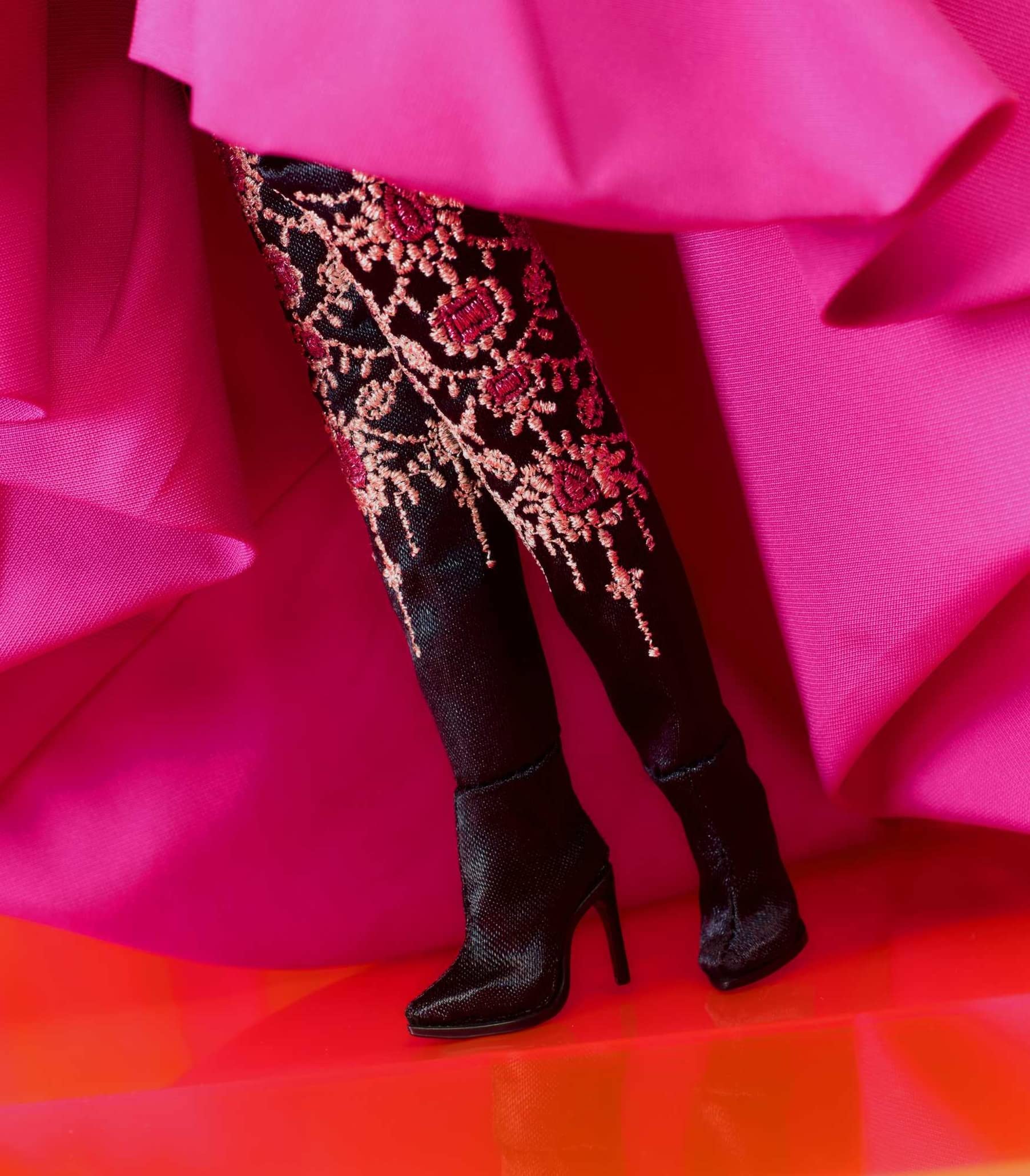 Foto 4 | Vestido Largo Fucsia De Muñeca Barbie En Tafetán Para Adultos Hbx96 - Venta Internacional.