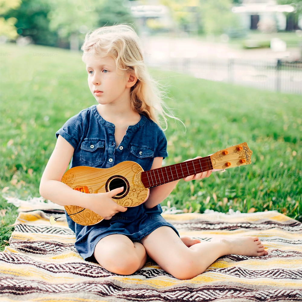 Foto 7 | Guitarra Infantil De Plástico Color Madera Con Diseño Floral Y Plumilla
