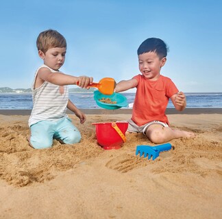 Foto 2 | Set De Juguetes De Arena Hape Beach Basics Para Mayores De 18 Meses Con Balde Y Rastrillo - Venta Internacional.