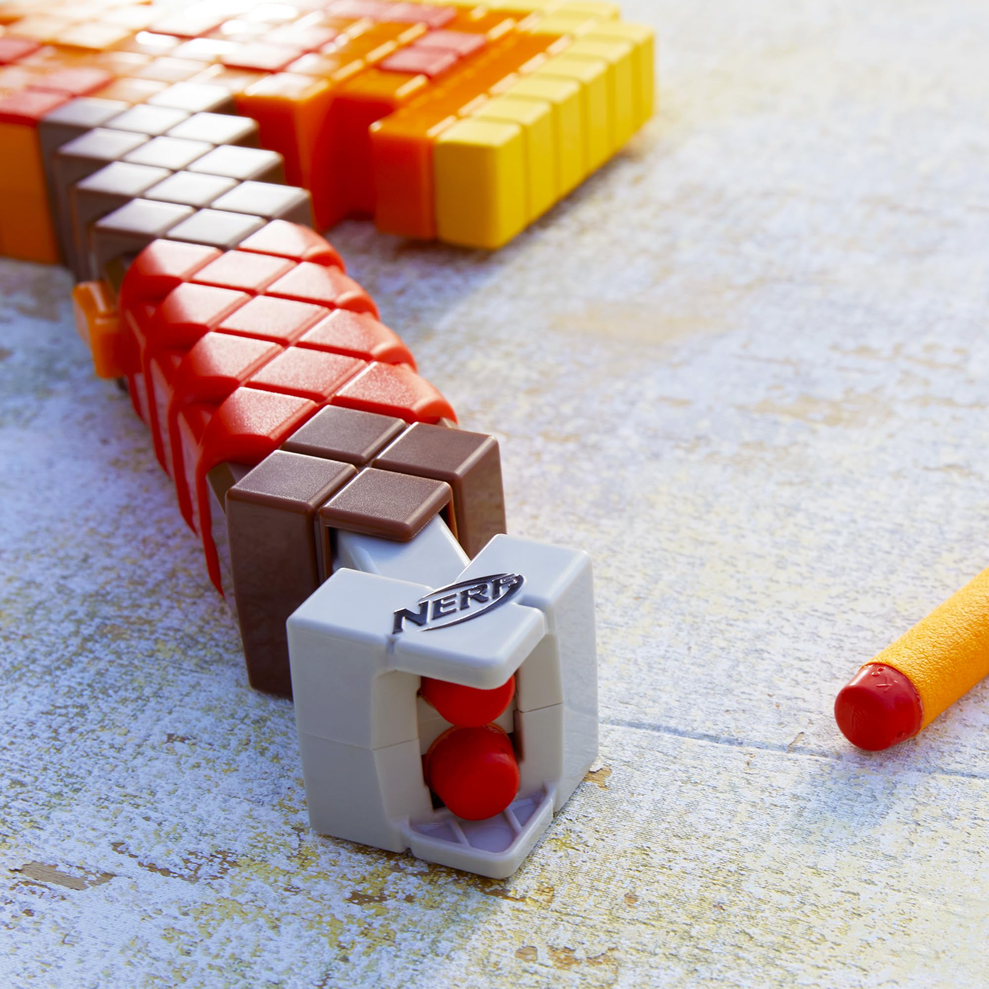 Foto 4 pulgar | Hacha Voladora de Dardos Nerf Minecraft Firebrand - Venta Internacional