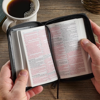Foto 5 | Libro Christian Art Gifts Kjv Con Bolsillo Pequeño Para La Santa Biblia, Negro - Venta Internacional.