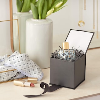 Foto 2 | Caja De Regalo Hallmark Pequeña Negra Con Lazo Y Relleno De Papel Triturado - Venta Internacional.