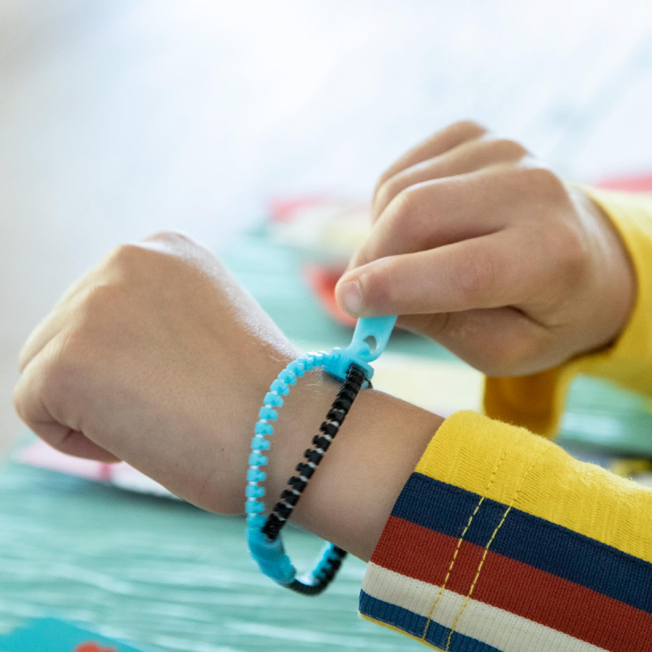 Foto 5 | Tarjetas De San Valentín Peaceable Kingdom Con Pulseras Con Cremallera - Venta Internacional.