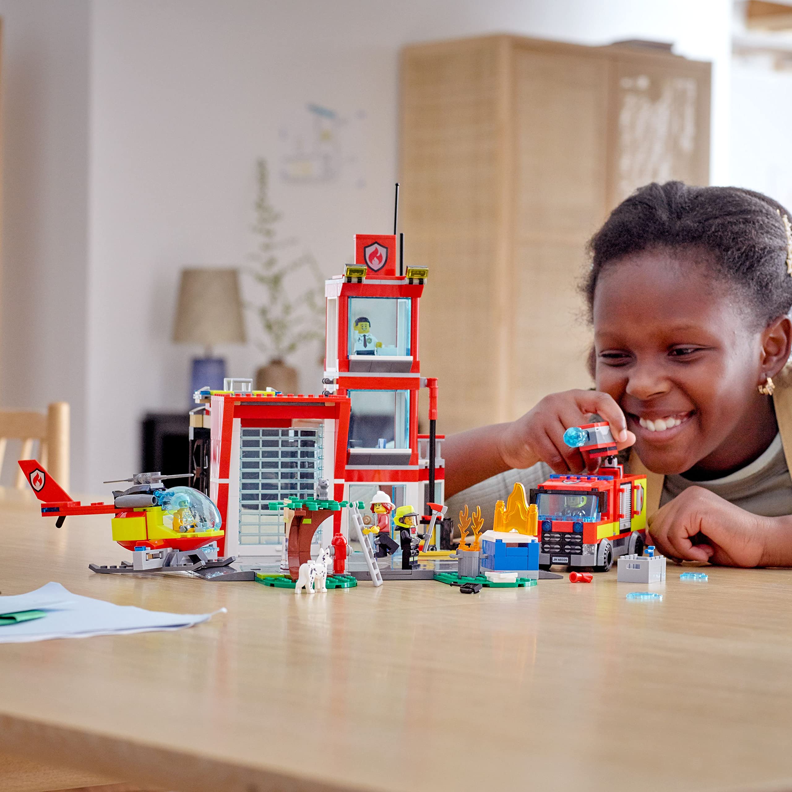 Foto 6 | Set De Juguetes Lego City Fire Station 60320 Con Garaje, Helicóptero Y Camión De Bomberos - Venta Internacional.