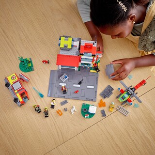 Foto 7 | Set De Juguetes Lego City Fire Station 60320 Con Garaje, Helicóptero Y Camión De Bomberos - Venta Internacional.