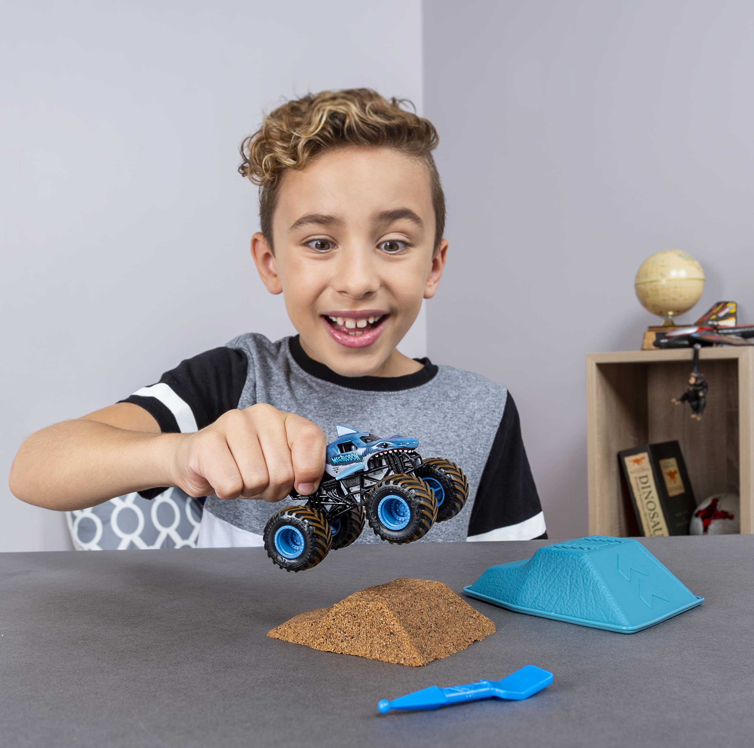 Foto 2 | Set De Inicio Monster Jam Megalodon Con 240 Ml Monster Dirt 1:64 - Venta Internacional.