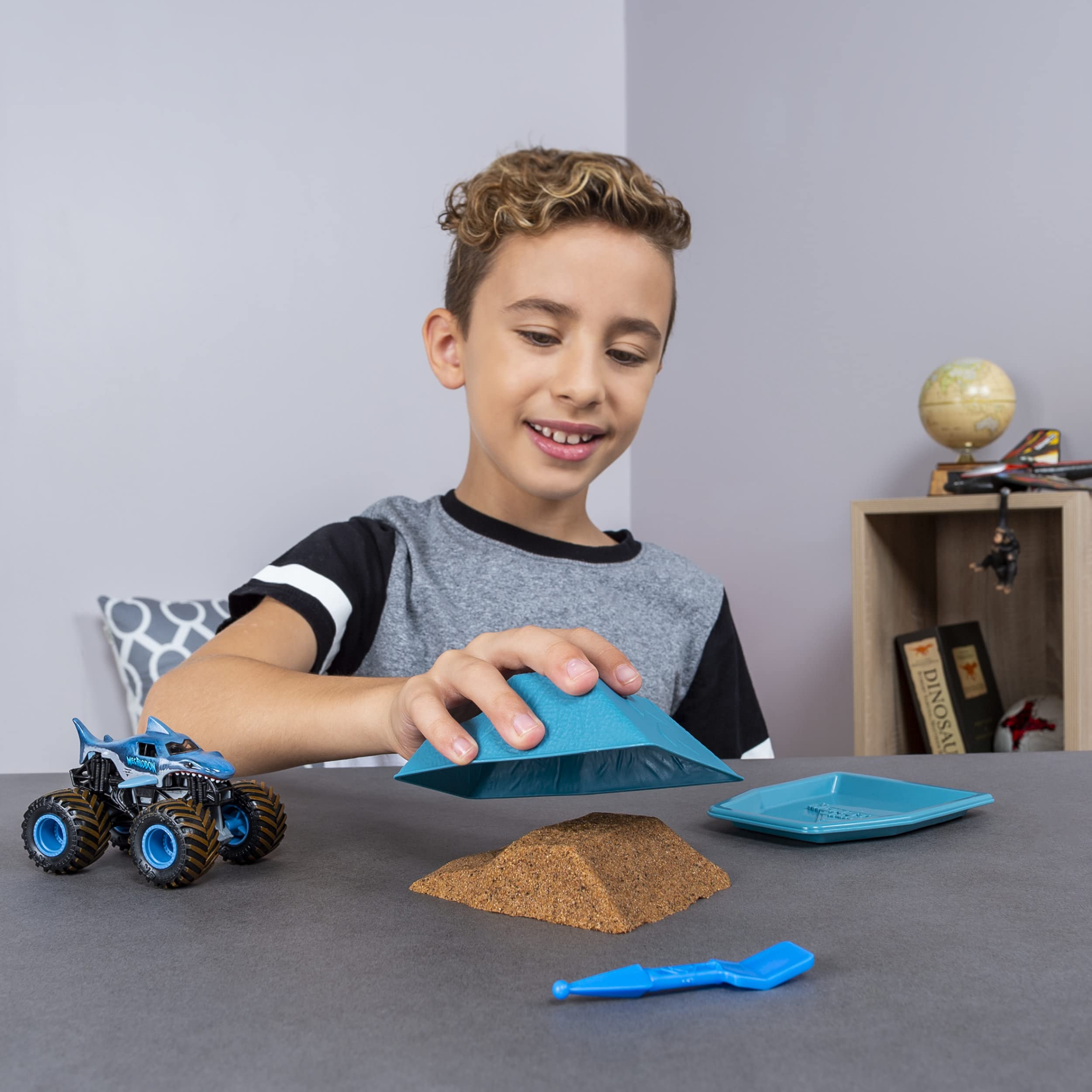 Foto 4 | Set De Inicio Monster Jam Megalodon Con 240 Ml Monster Dirt 1:64 - Venta Internacional.