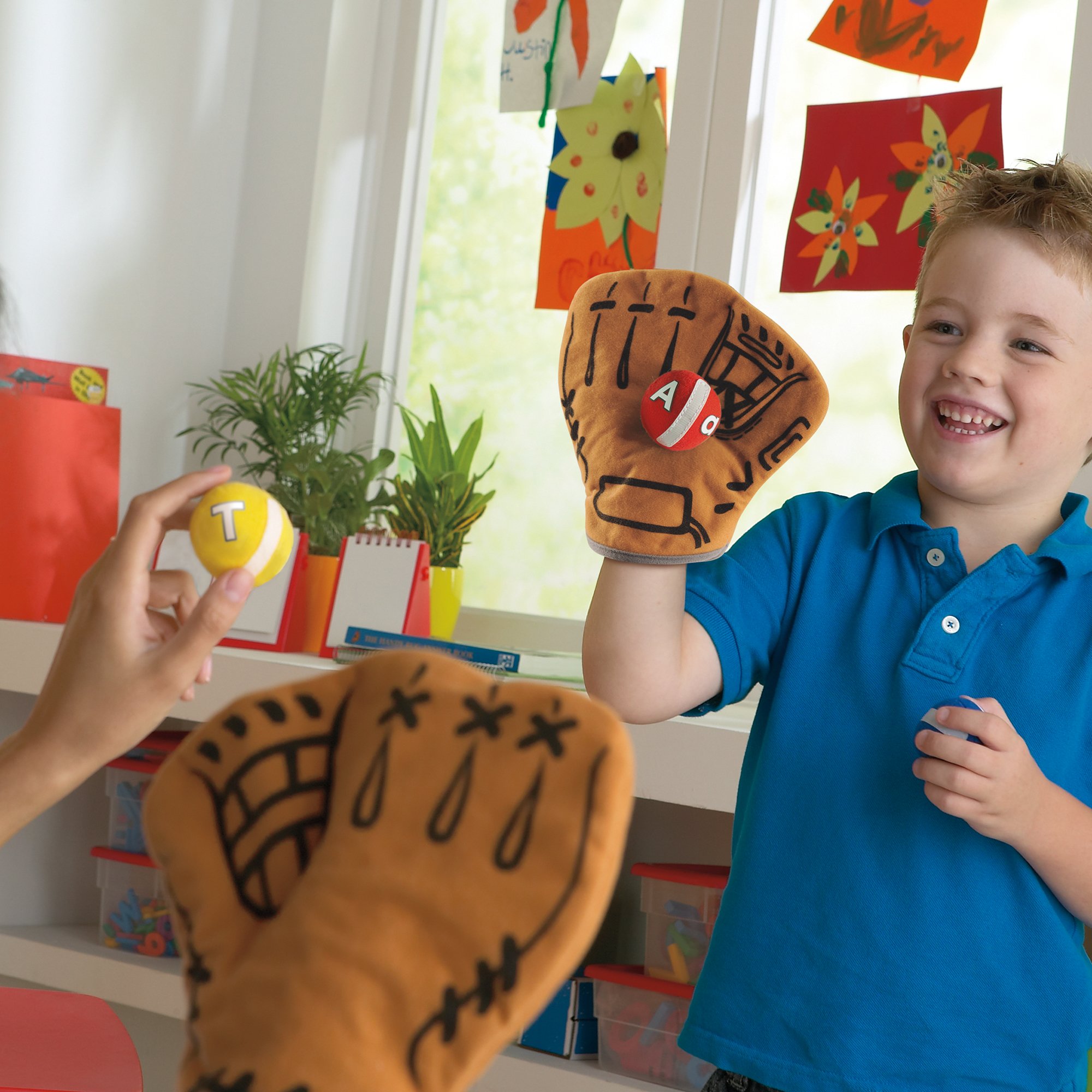 Foto 4 pulgar | Venta Internacional - Juego de Mesa Educational Insights Alpha Catch Phonics con 4 Guantes