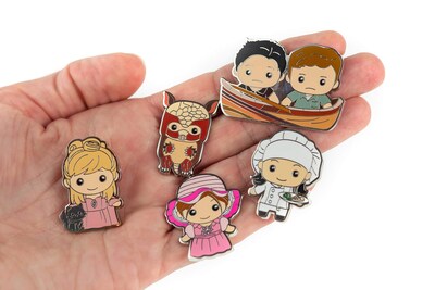 Foto 4 | Set De Alfileres Esmaltados Con Monograma Sdcc 2020 Toynk Exclusive Friends - Venta Internacional.