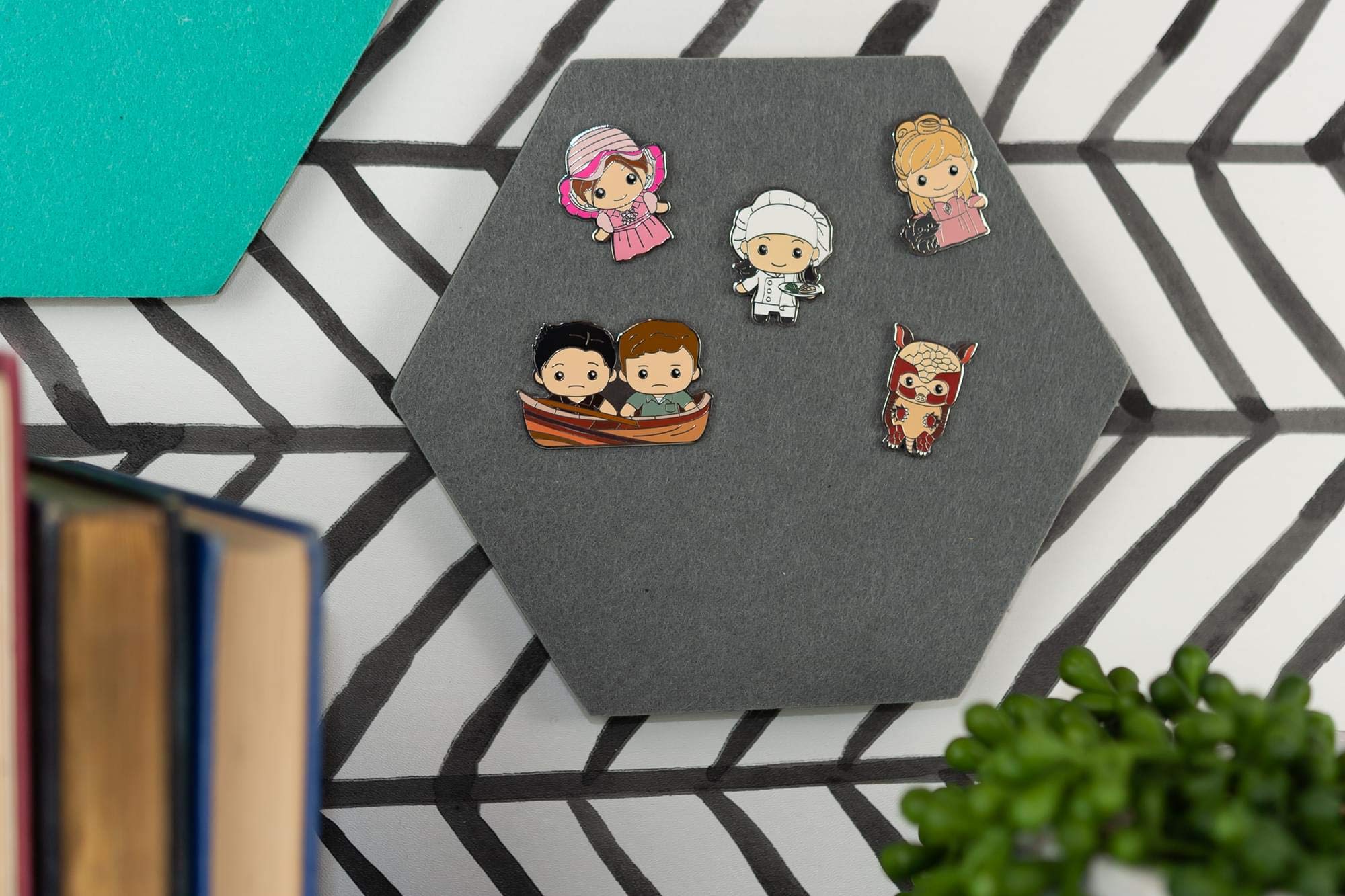 Foto 7 pulgar | Set De Alfileres Esmaltados Con Monograma Sdcc 2020 Toynk Exclusive Friends - Venta Internacional.