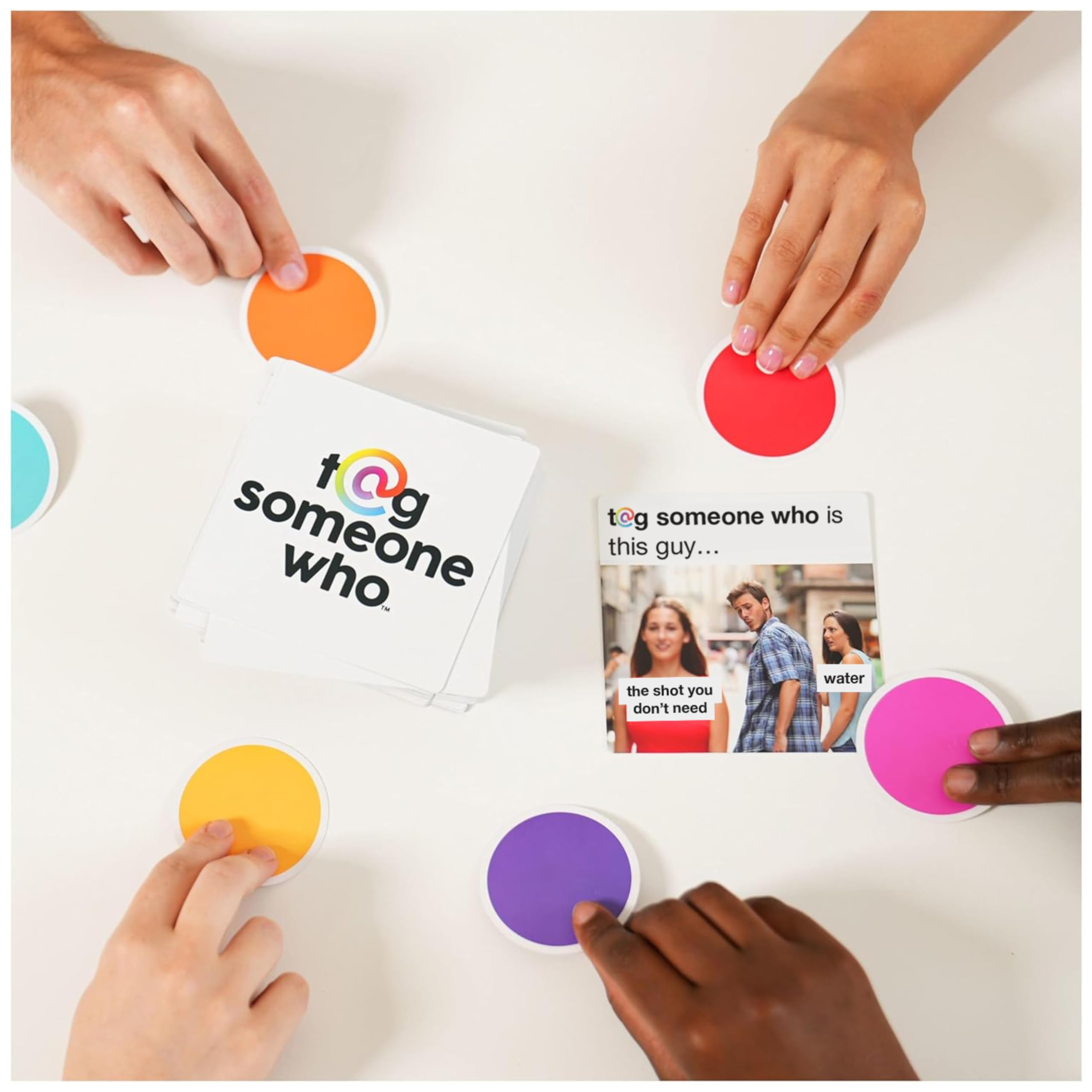 Foto 3 pulgar | Party Game Spin Master Games Etiquetan A Alguien Que Tuvo Un Éxito Viral - Venta Internacional.